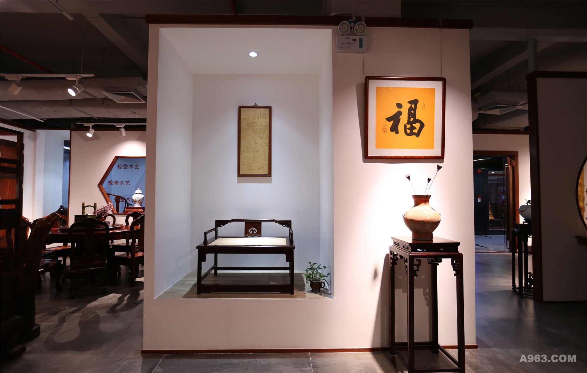 龙熙堂红木艺术展厅说明: 简洁的中国建筑元素, 烘托出中式红木家 